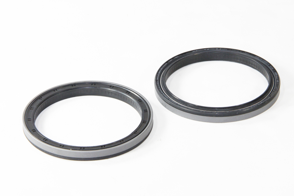 Сальник 140х170х14,5/16 а/м КАМАЗ-ЕВРО задней ступицы, нового образца с пружиной, чёрный кассетного типа NBR (Балаково)