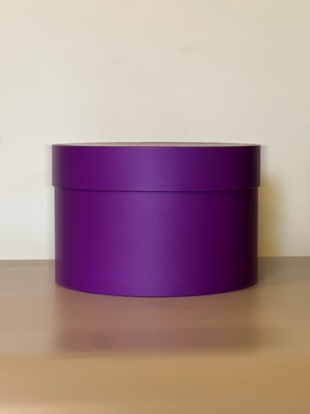Короткая круглая коробка 22,5 см . Цвет: фиолетовый   . Розница 350 рублей .
