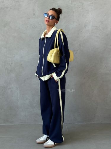 Синий спортивный костюм с лампасами