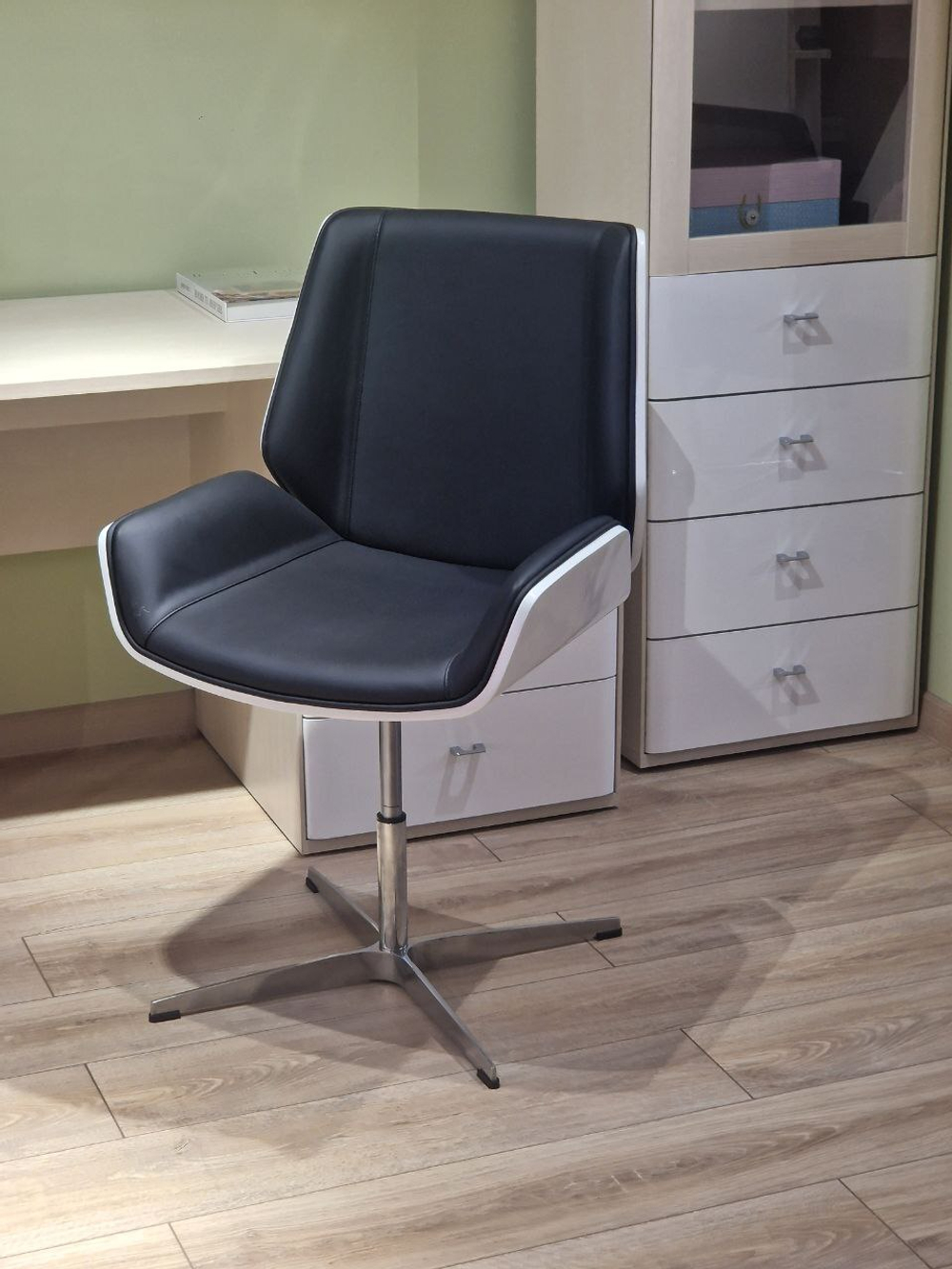 Кресло офисное 2388A 582045 Black color LEATHER