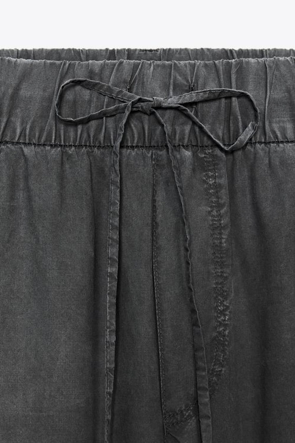 ZARA УКОРОЧЕННЫЕ БРЮКИ ИЗ СТРУЯЩЕЙСЯ ТКАНИ, ЧЕРНЫЙ