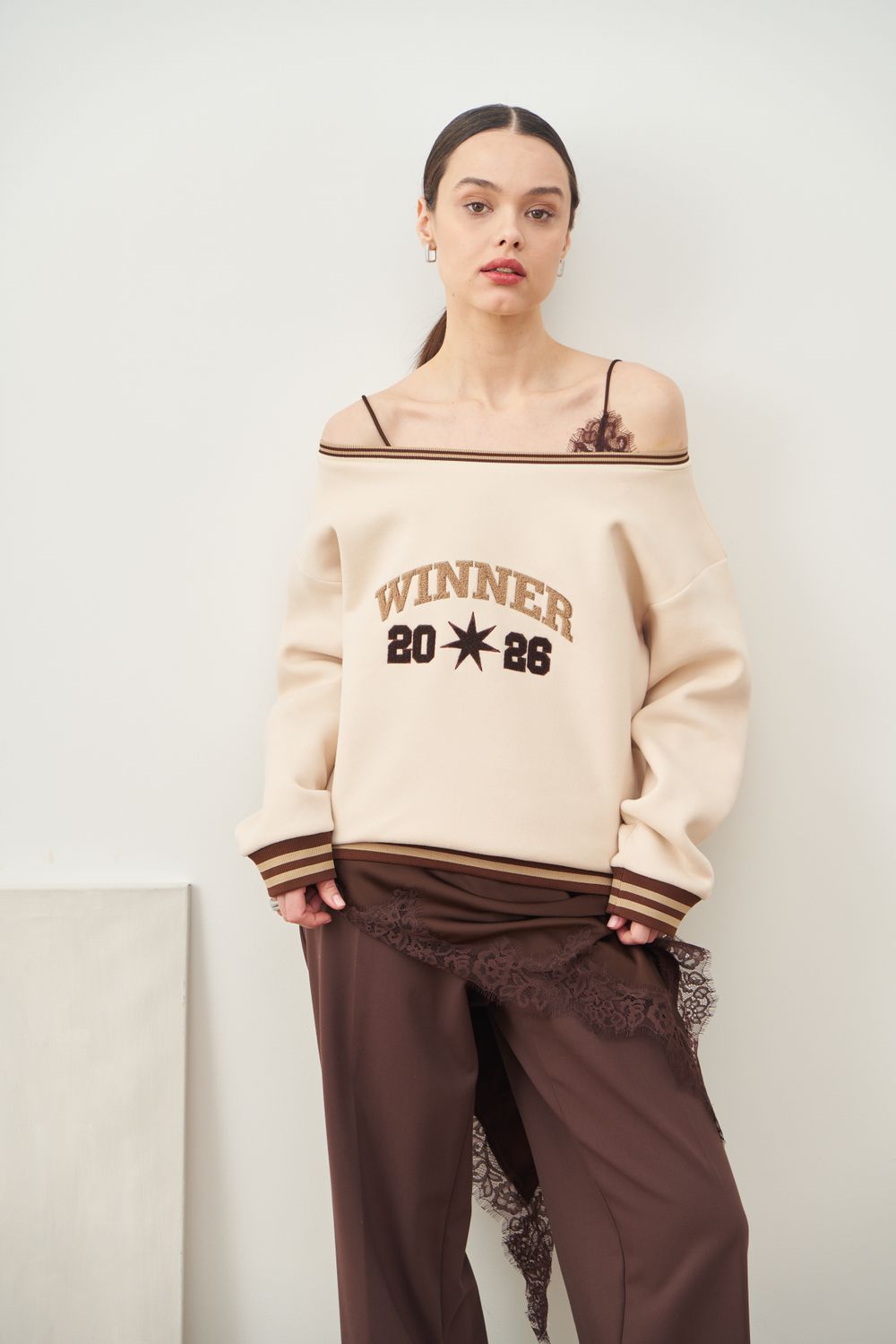 СВИТШОТ НА ОДНО ПЛЕЧО «WINNER» КРЕМ-БРЮЛЕ