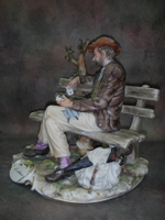 Статуэтка. Фарфор. Пасьянс на лавочке воспоминаний. Capodimonte. Италия