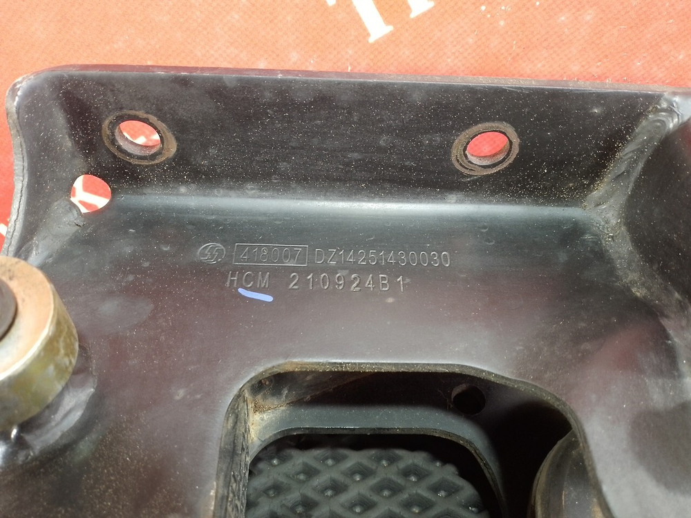 Кронштейн (дефект) торсиона кабины правый 2024г.