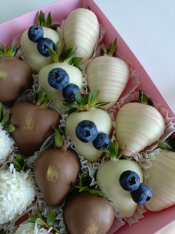 Клубника в шоколаде с декором из голубики