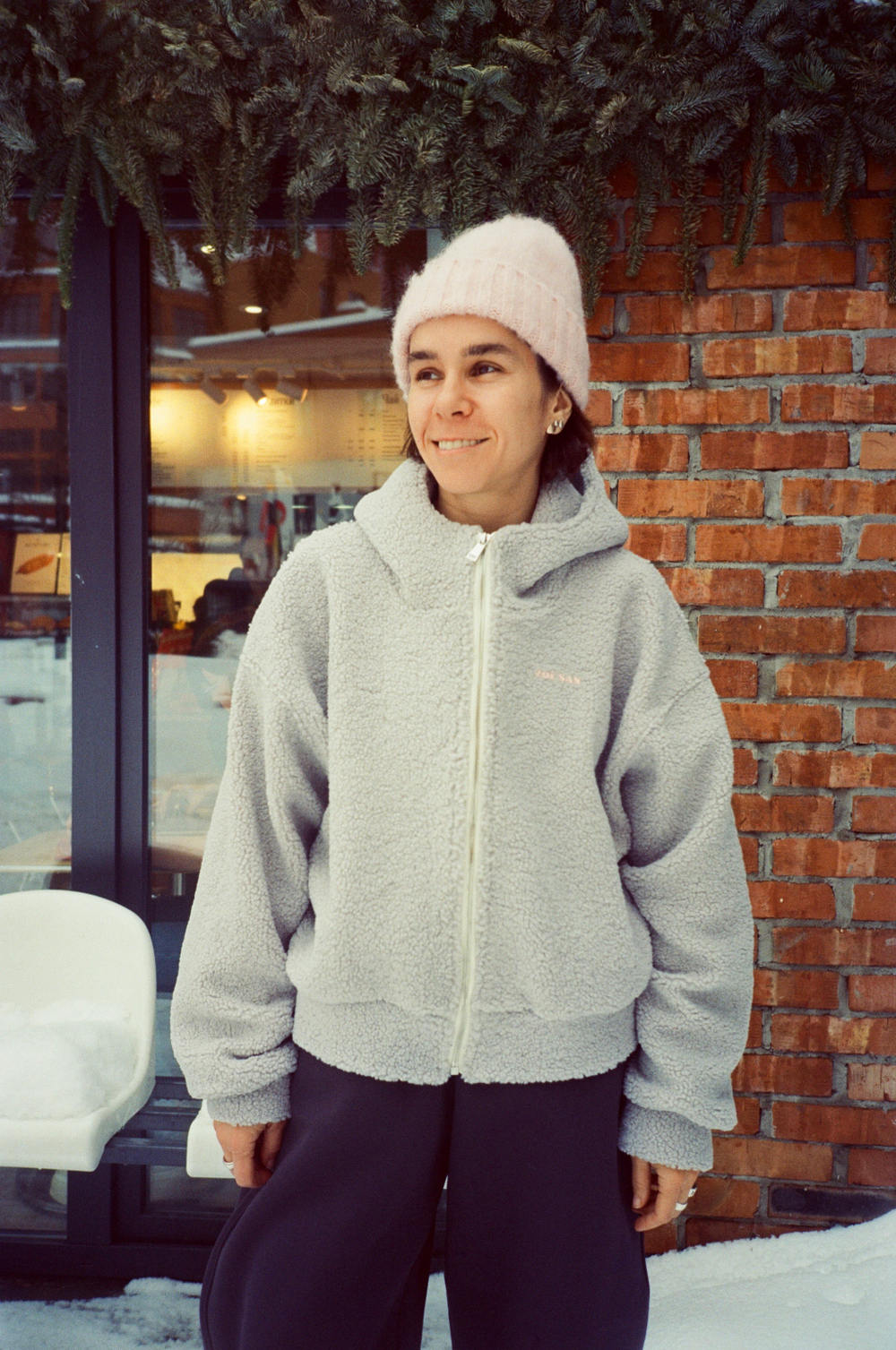 Худи на молнии укороченная из плюшевой ткани, серая