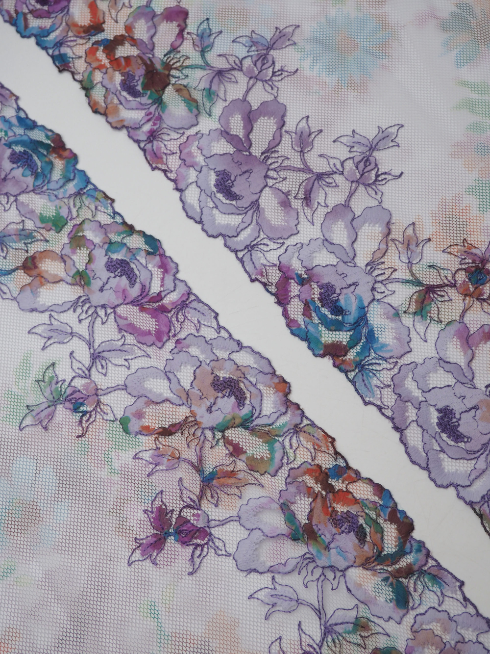 Вышивка на сетке мультиколор ширина 27 см ОТРЕЗЫ