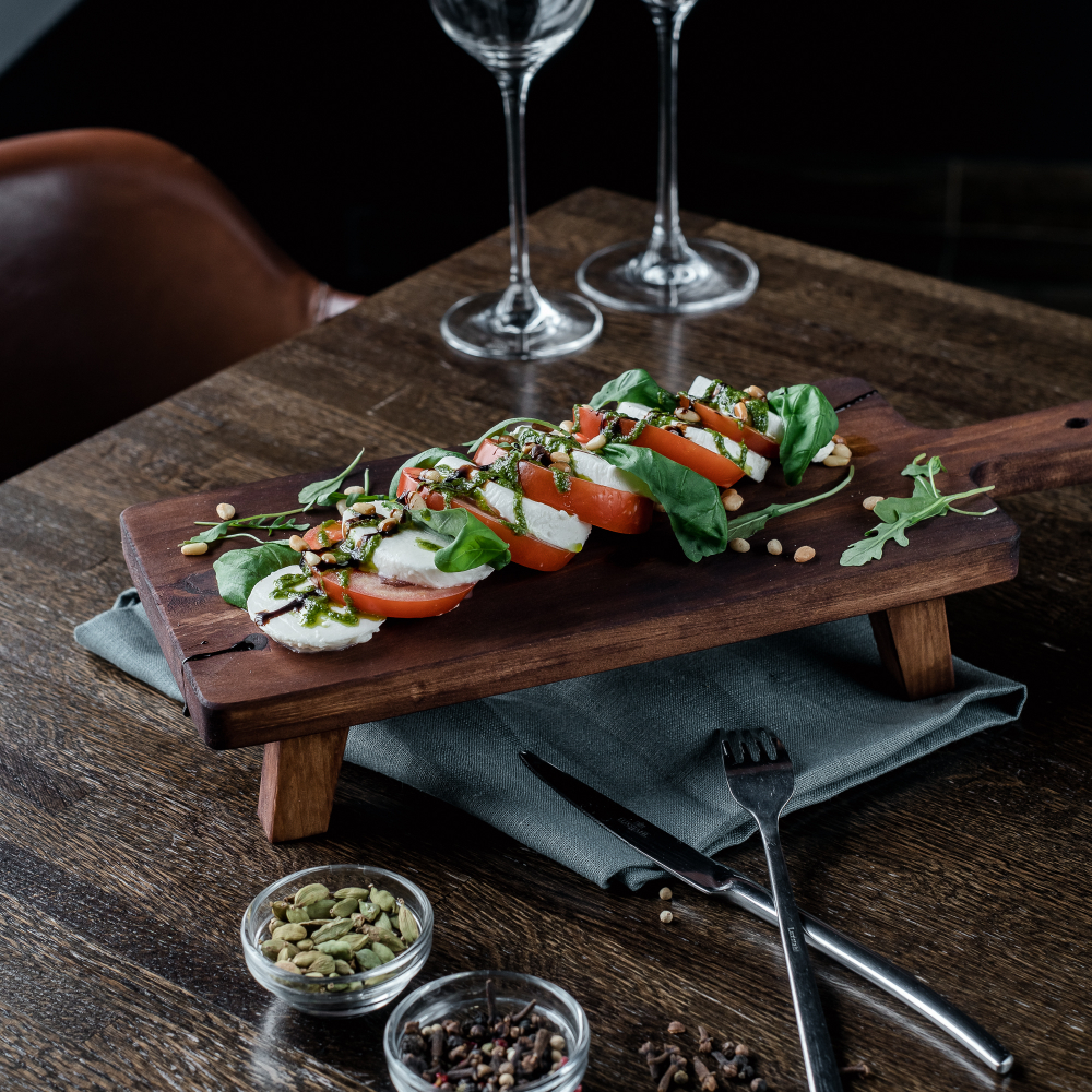 Деревянная сервировочная  доска для подачи блюд и закусок из древесины кедра. Art of Siberia. RD9