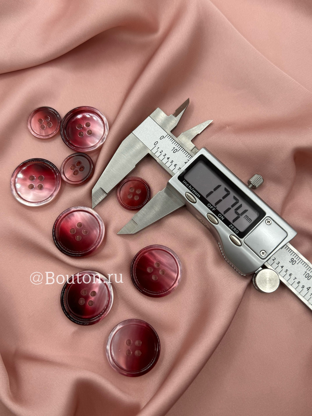 Пуговицы на прокол с градиентом красные