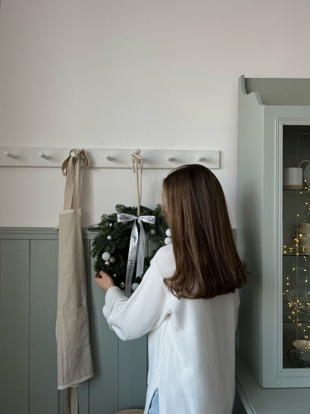 Новогодний венок в бело-серой гамме