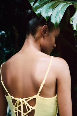 ZARA ПЛАТЬЕ МИДИ С ВОЛАНОМ ИЗ РАМИ, ЖЕЛТЫЙ