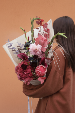 Шикарный букет для впечатляющего подарка в бордово-винных оттенках