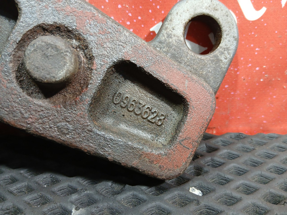 Кронштейн амортизатора нижний левый