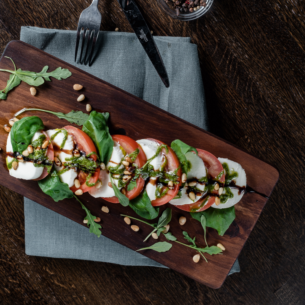 Деревянная сервировочная  доска для подачи блюд и закусок из древесины кедра. Art of Siberia. RD9