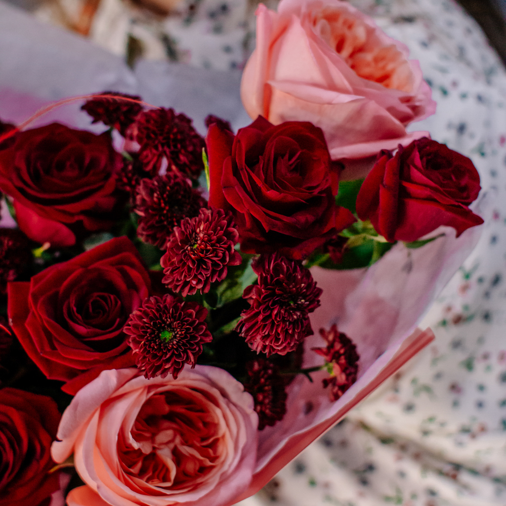 84. Яркий эффектный букет с пионовидными и классическими розами