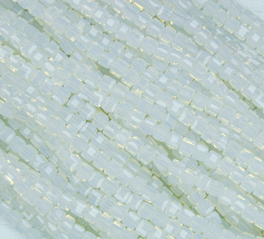 БВМ002НН4 Хрустальные бусины квадратные, белый, имитирующий опал, 4 мм, кол-во: 44-45 шт.