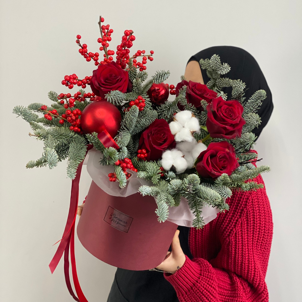 Композиция с илексом , нобилисом и красными розами 1056