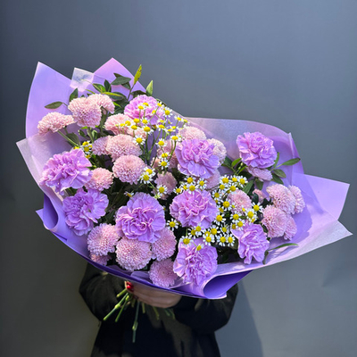 Букет "Лилак" из диантусов, Сантини и матрикарии
