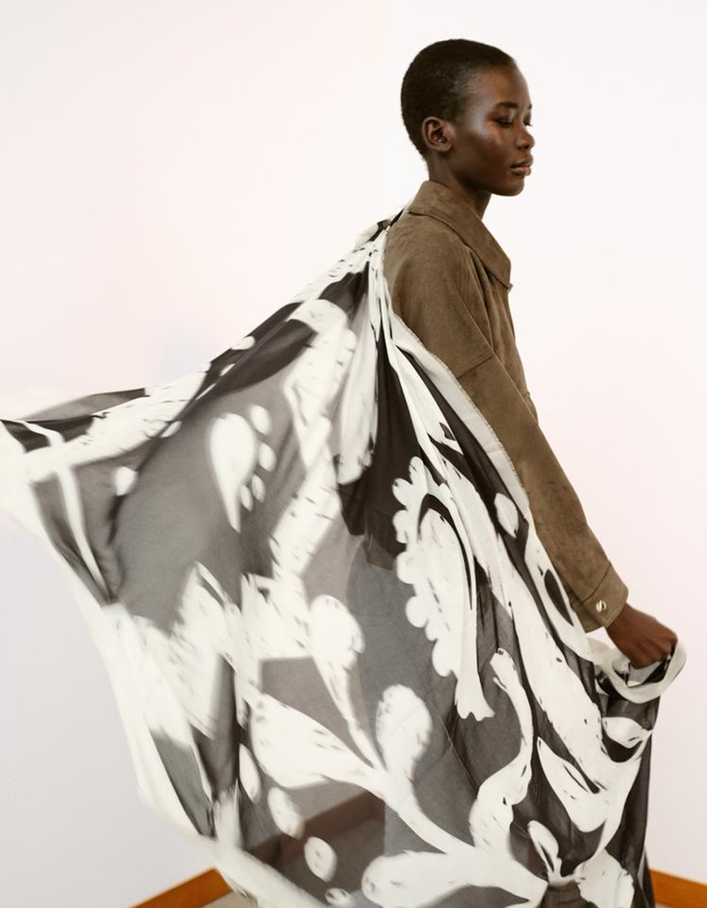 ZARA ШАРФ ИЗ МОДАЛА С ЦВЕТОЧНЫМ ПРИНТОМ, ЧЕРНЫЙ