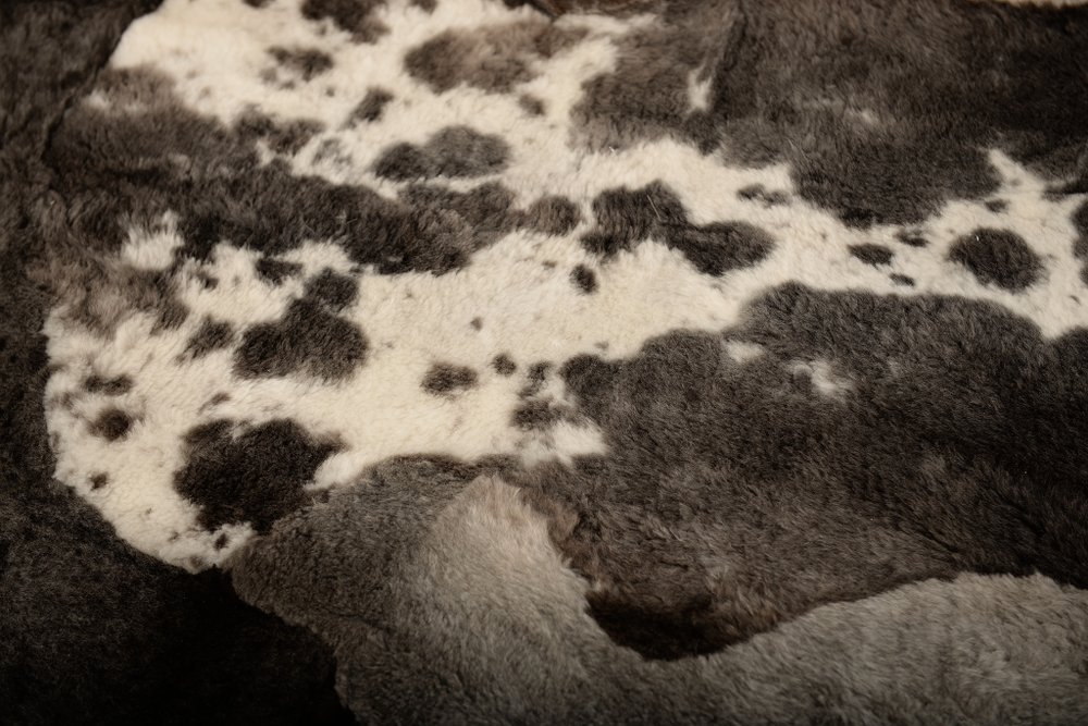 Ковер Мосси черно-белого цвета из шести шкур