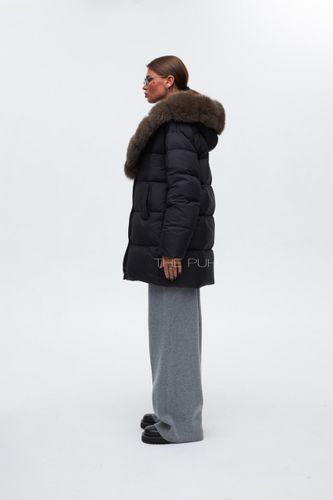 Черный удлиненный пуховик с v-образным меховым воротником