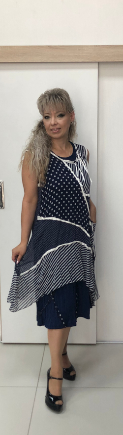 Летнее сине-белое платье с шифоновой накидкой