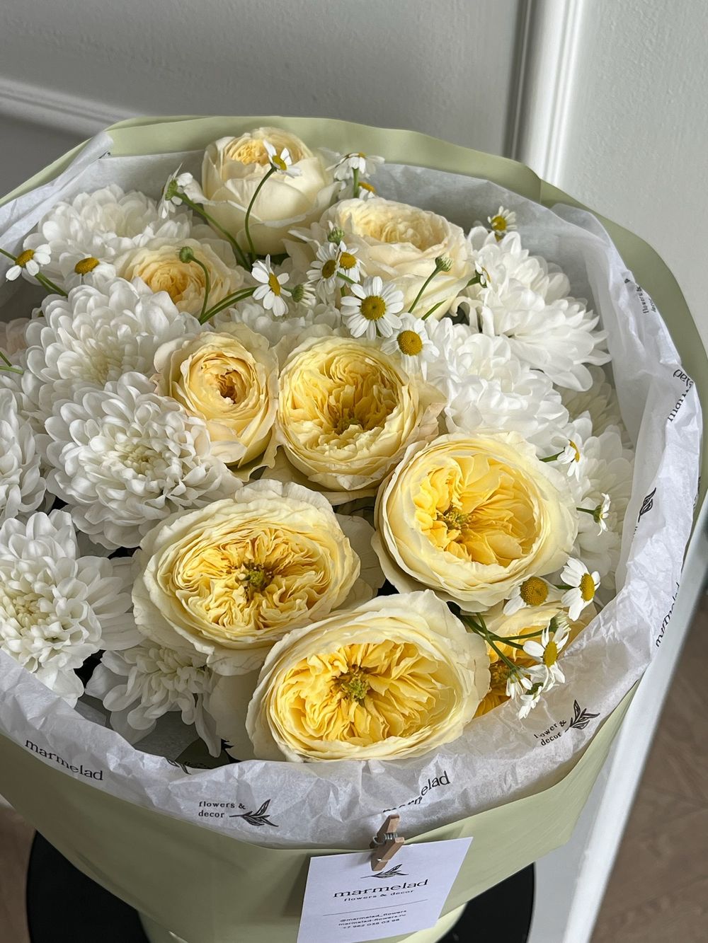 Букет сборный из кустовых пионовидных роз, ромашки и хризантемы