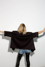 Жакет прямой мужского кроя с широкими плечами, черный