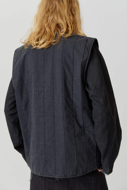 Стеганый жилет на пуговицах из черного вареного хлопка