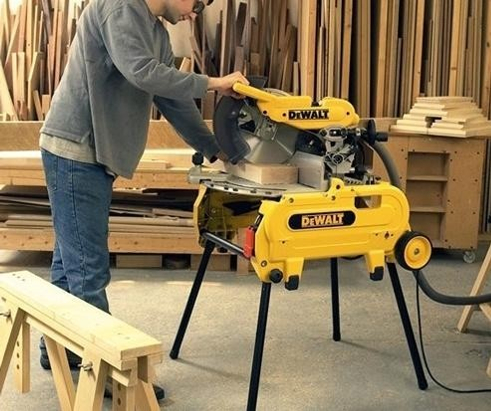 Пила торцовочная сетевая DeWALT D 27107  D27107-QS