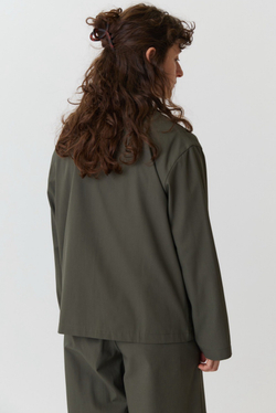 Жакет с тремя карманами серо-зеленого цвета