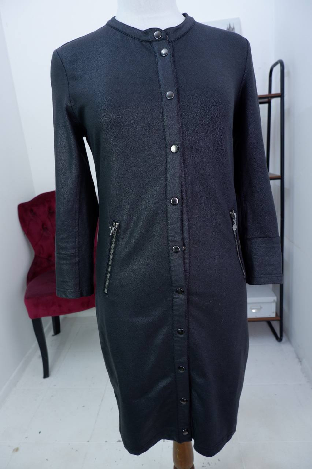 Платье POOOLS стильного кроя, интересной фактуры 44 размер