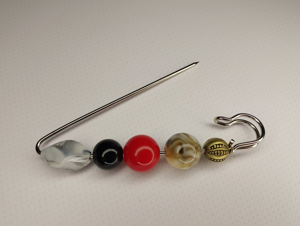 Булавка брошь "Цветные камешки" для кардигана,  пальто, платков, костюмов, одежды. .Цвет серый чёрный красный.