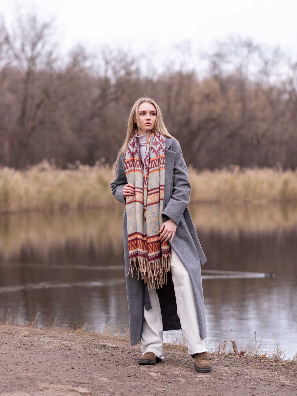 Теплый палантин с орнаментом