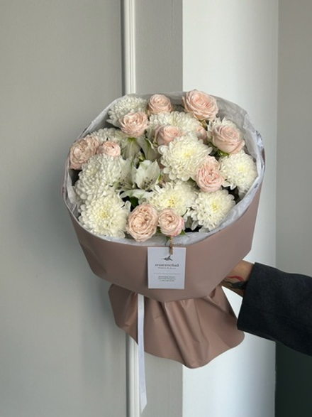 Сборный букет из хризантемы, кустовой пионовидной розы и альстромерии