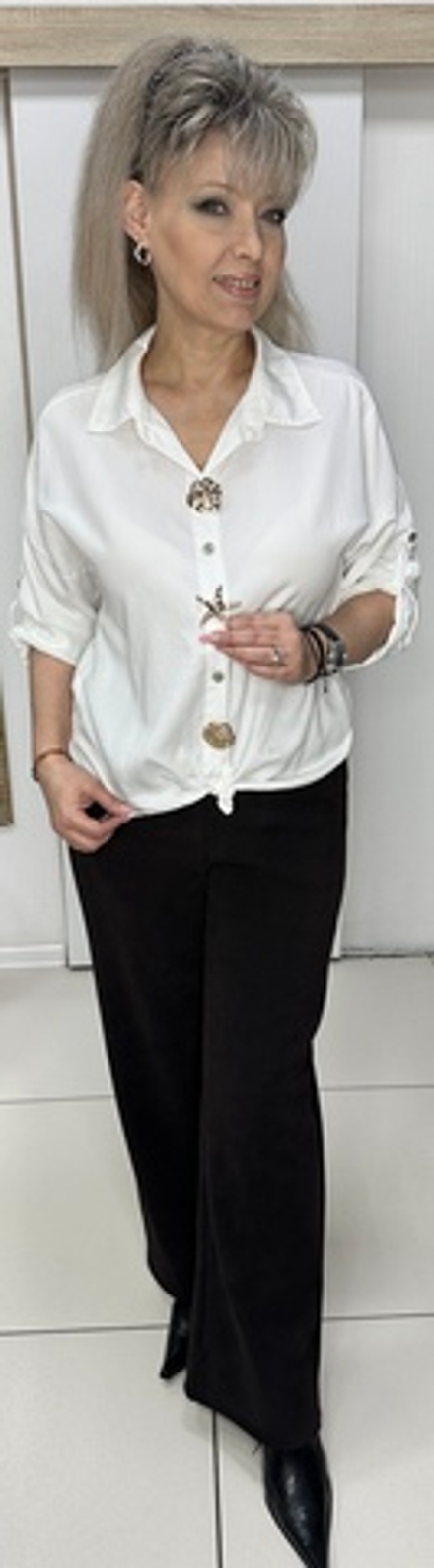 Молочного цвета коттоновая рубашка с брошками