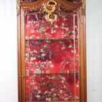 Витрина из дуба с позолотой в стиле Рококо