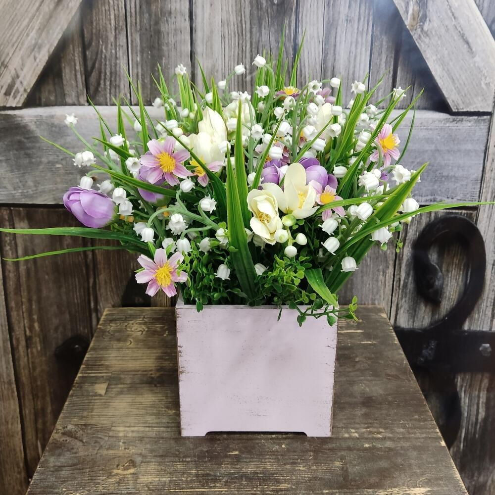 Композиция из искусственных цветов с ландышами