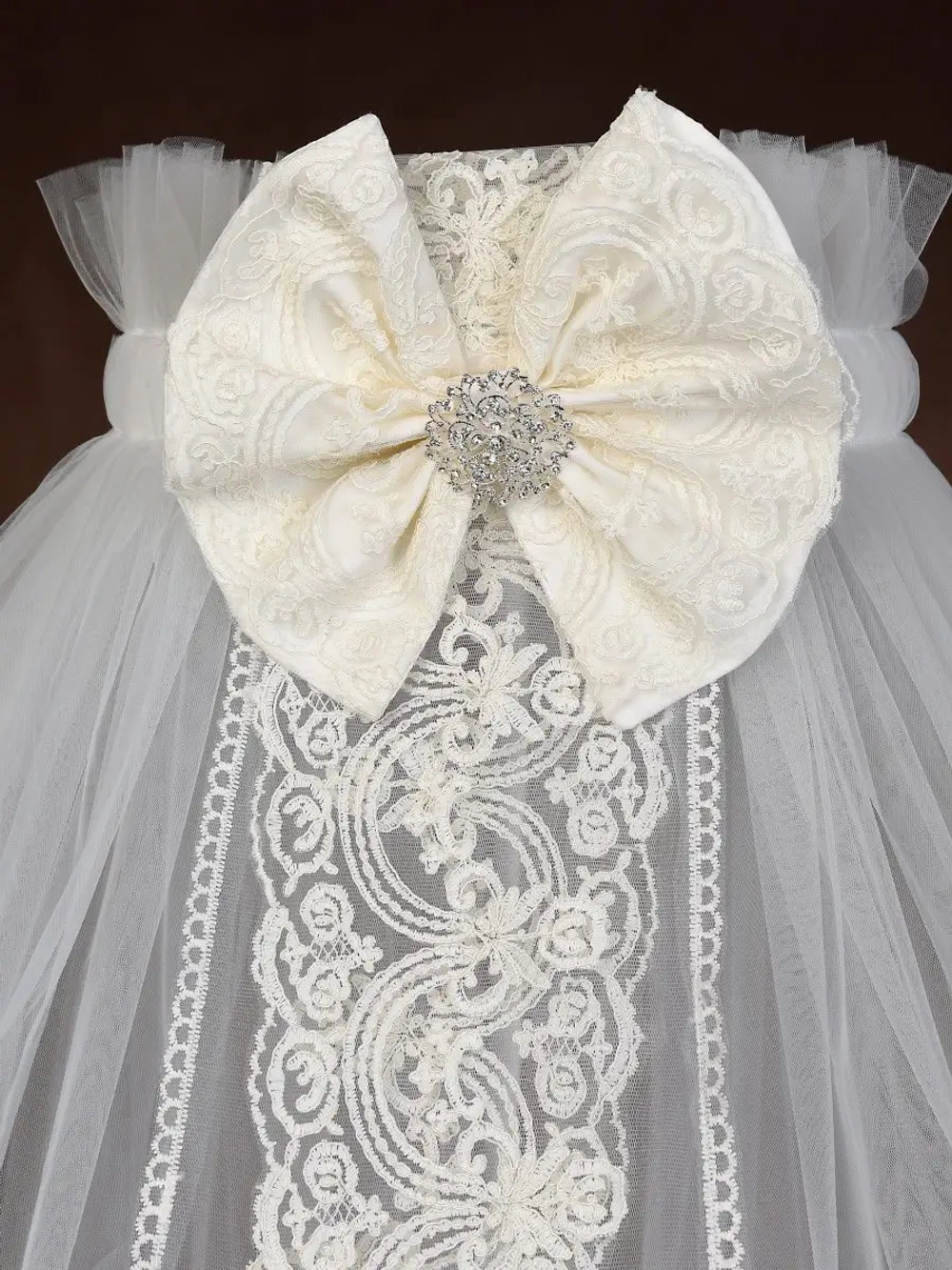 Балдахин с кружевом и брошью "Версаль"