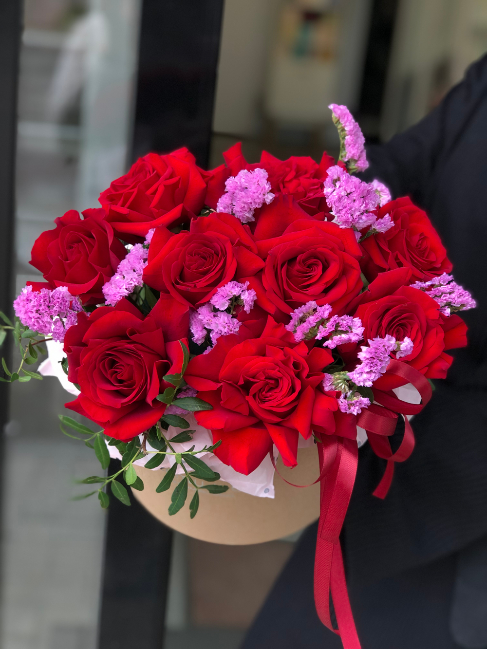 Ажурные розы в коробке с розовой статицей