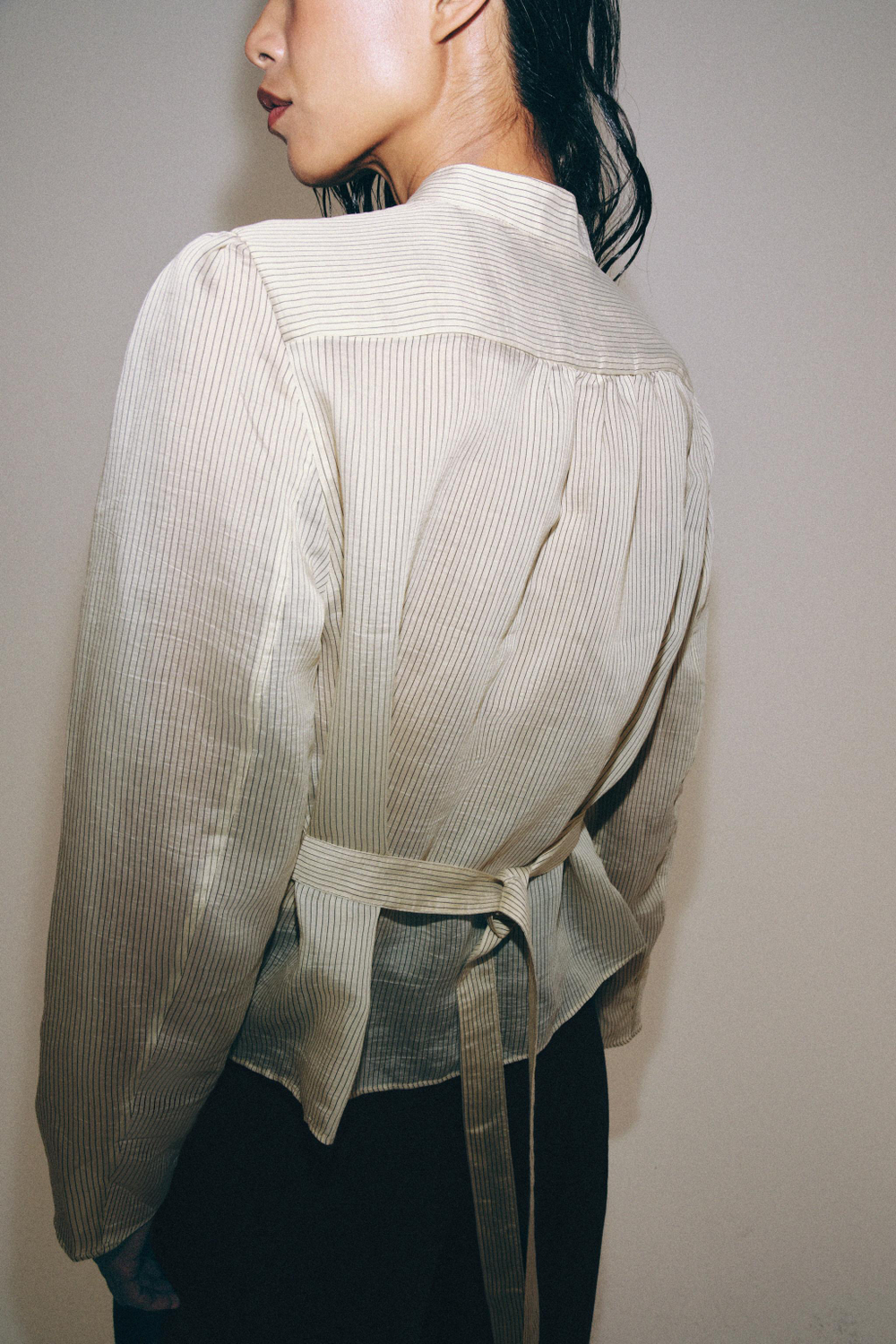 ZARA РУБАШКА В ПОЛОСКУ С НАВЕСНЫМИ ПЕТЛЯМИ — ZW COLLECTION, ЭКРЮ/ЧЕРНЫЙ
