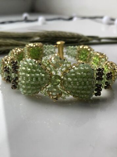 Браслет из бисера "Ника" ручной работы с камнем Хризолит