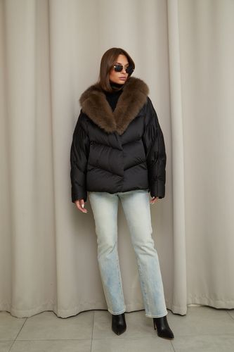 Черно-коричневый пуховик с меховым воротником