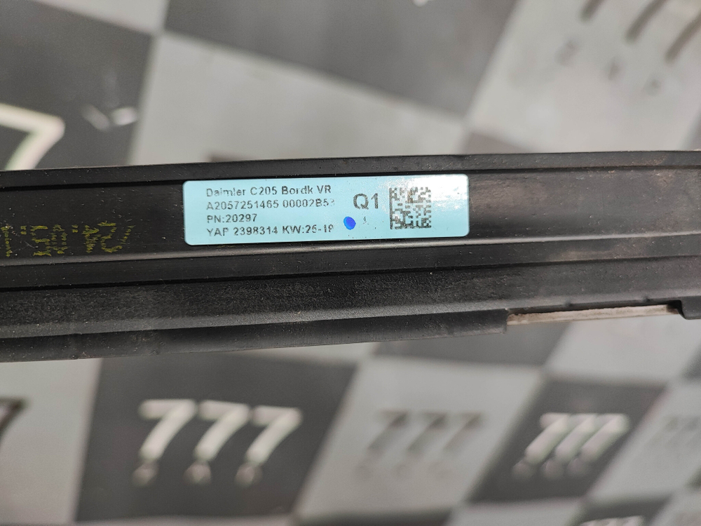 Молдинг стекла переднего правого Mercedes C W205 14-23 Б/У Оригинал A2057251465