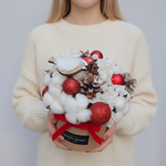 Новогодняя композиция из хлопка, сухоцветов и ёлочных украшений