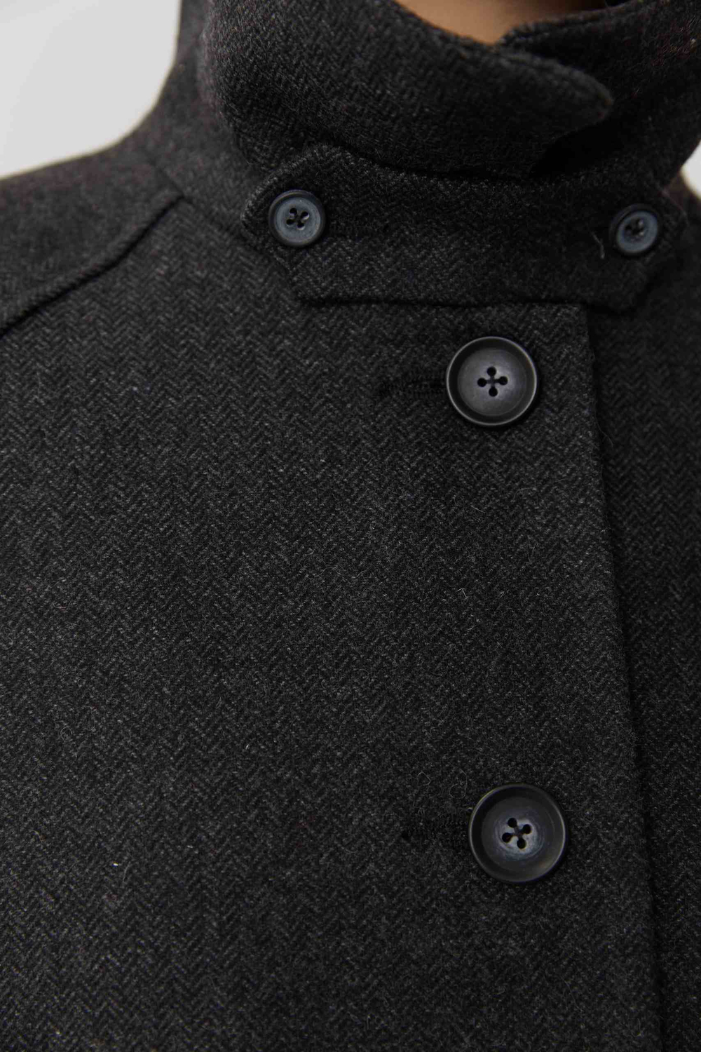 Объемное пальто в серую елочку