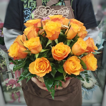 Корзина с 23 оранжевыми розами (Кения 40 см)