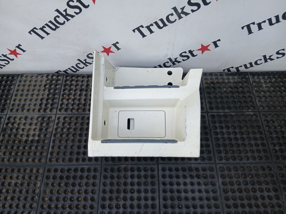 Корпус (дефект) подножек левый 2022г