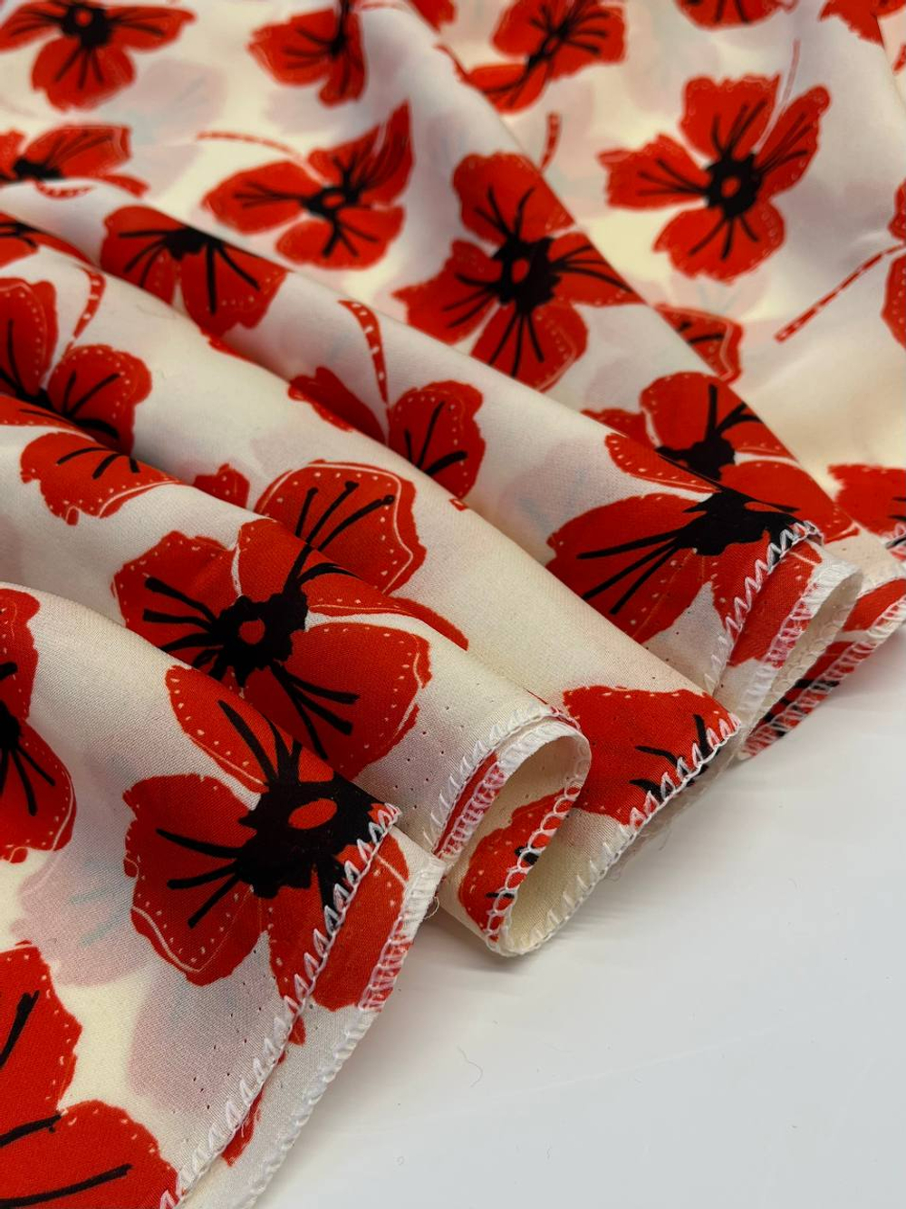 Шелк креп песочный с красными цветами