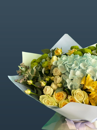 Букет с голубой гортензией